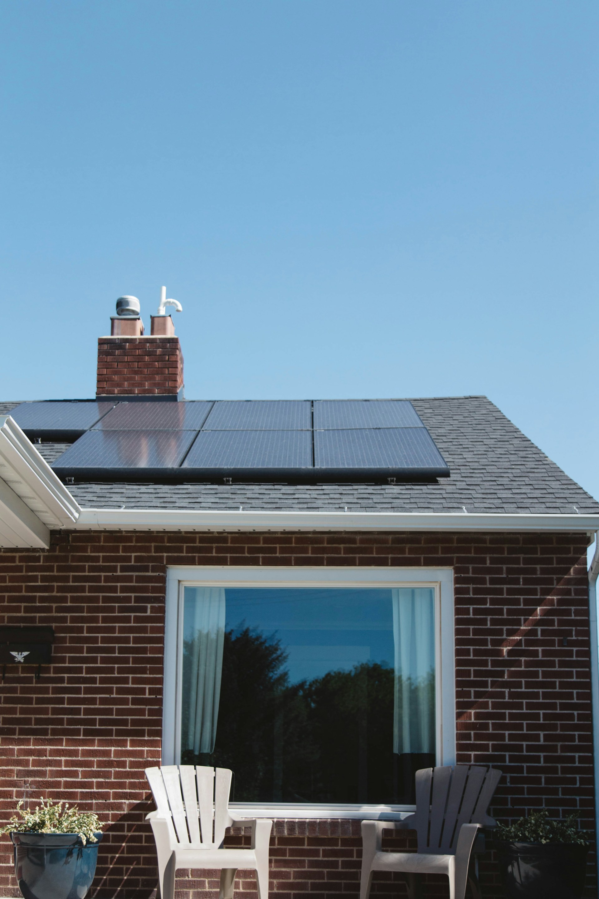 Casa con paneles solares en techo