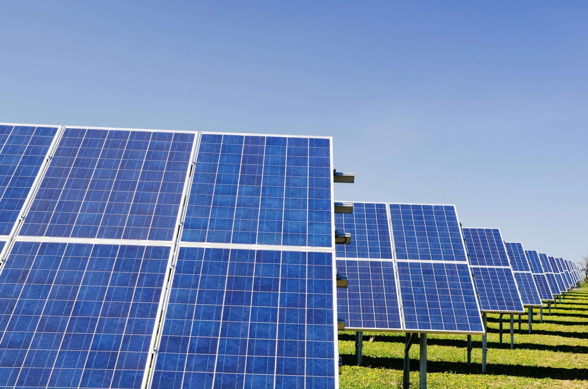 Paneles solares en instalación